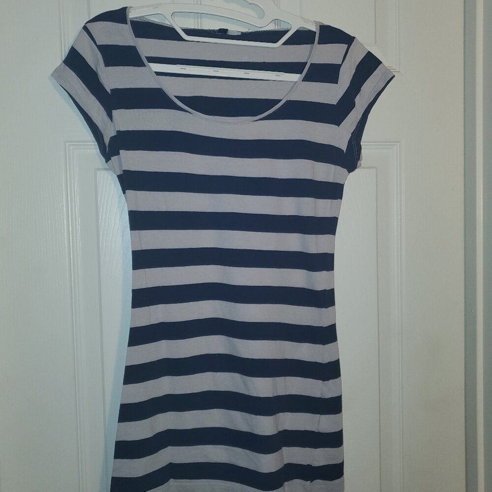 100% Cotton Gray and Black Thick Striped Short Sleeved T-Shirt, Size Small, H&M